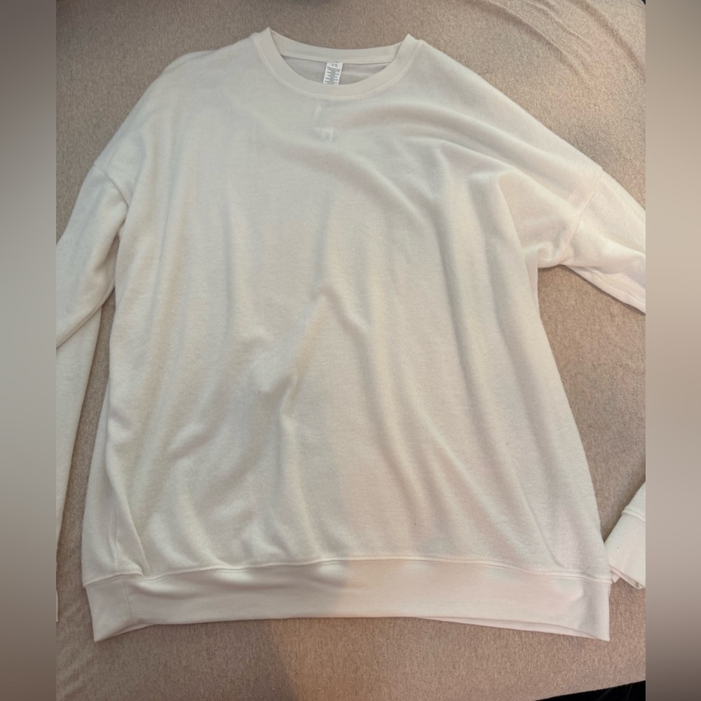 NEW WITH TAGS ALO SWEATER SUPER SOFT WHITE COLOR